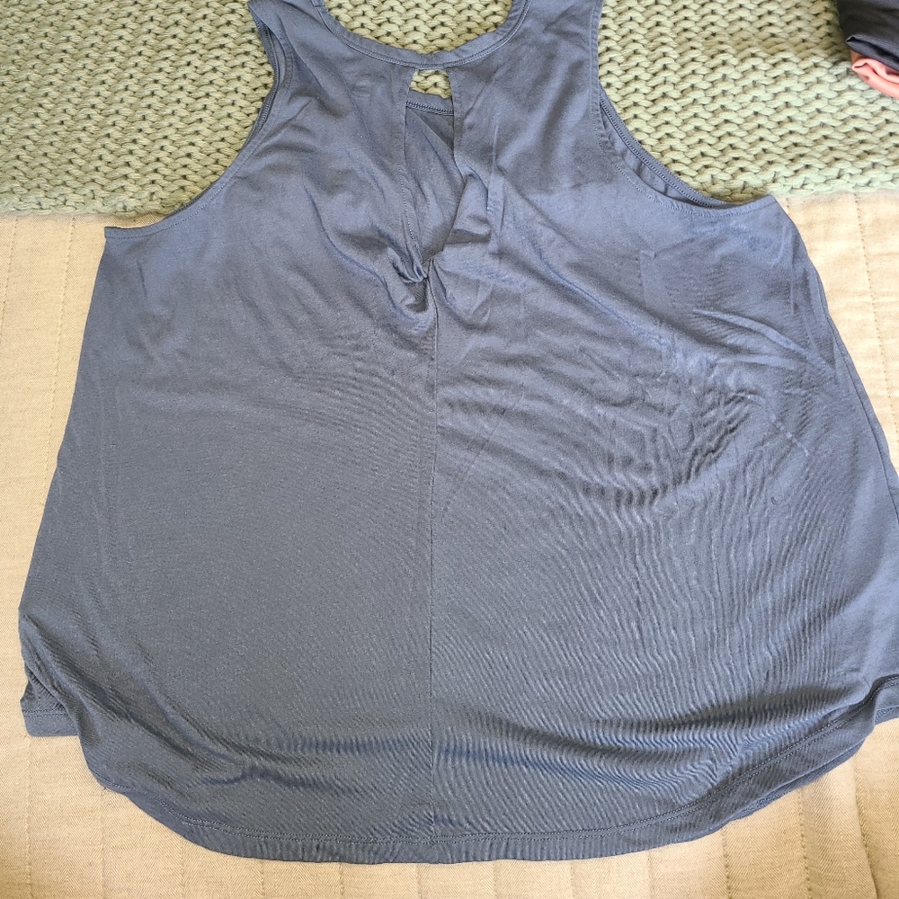 Old Navy active tanks 💪 - Picture 2 of 4